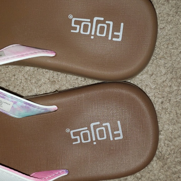 Flojos white split strap flip flops. Sz 8. Comfort foam & arch support. Lightwt - Picture 4 of 7